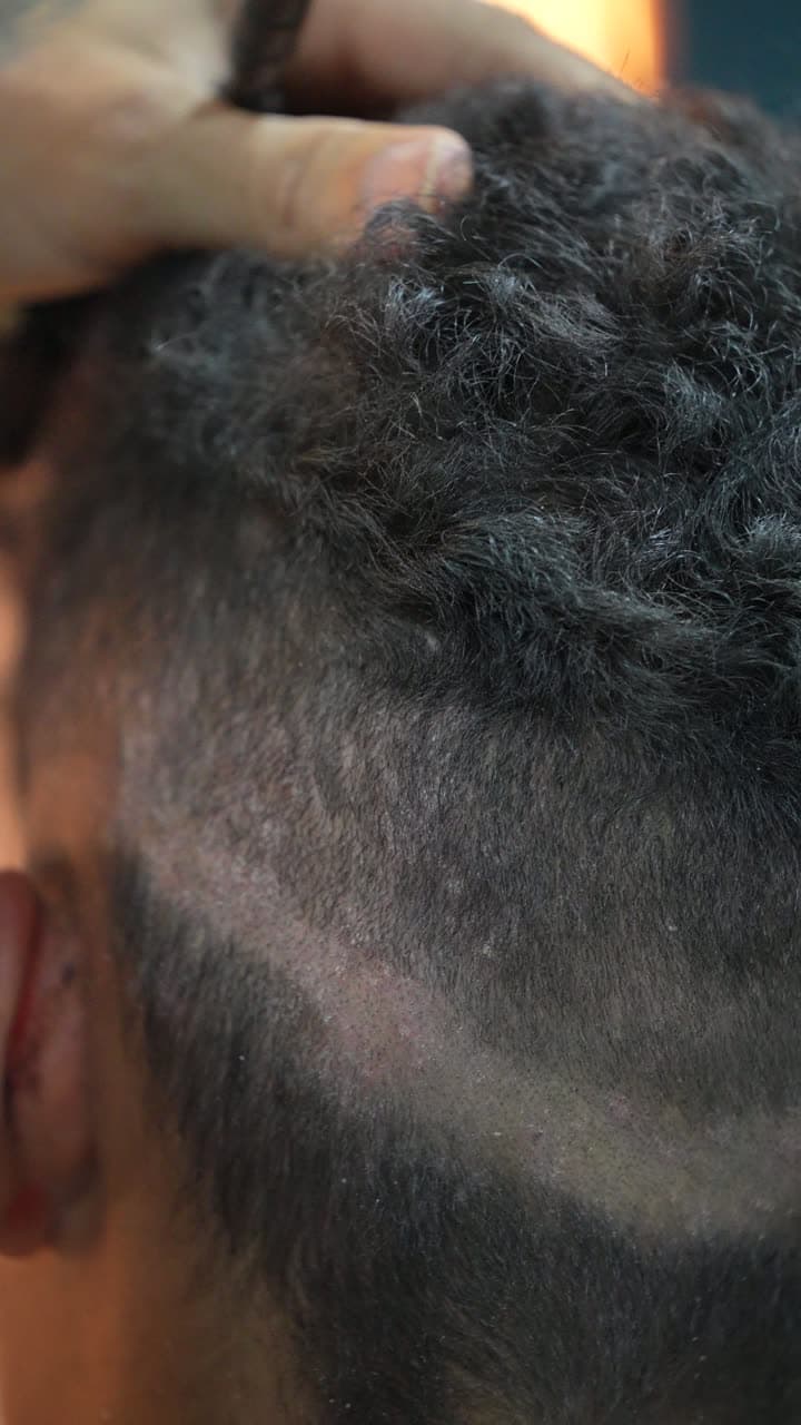 Acabamento na nuca com a escova de barbeiro